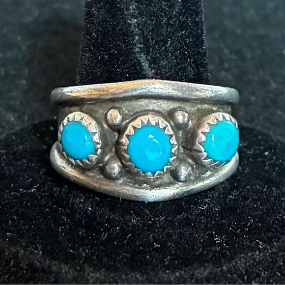 Navajo Jewelry - Vintage Navajo Sterling Silver Sleeping Beauty Shadow Box Three Stone Ring